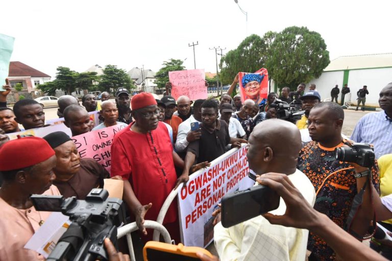Aggrieved Ogwashi-Uku indigenes storm Government House to protest enslavement since accusing their Traditional Ruler of alleged land grabbing 